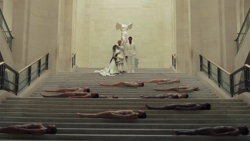 The Carters in front of the “Winged Victory of Samothrace”. Photo via: NY Times.
