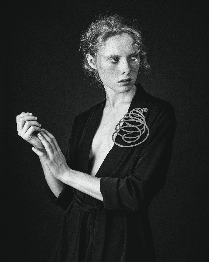 Brass Brooch, 1940, Photographed by Alexander English, image ©Louisa Guinness Gallery & Calder Fondation