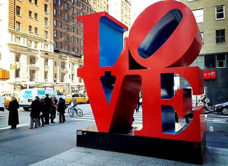 Une des nombreuses reproductions de « LOVE », image via Wikimedia Commons