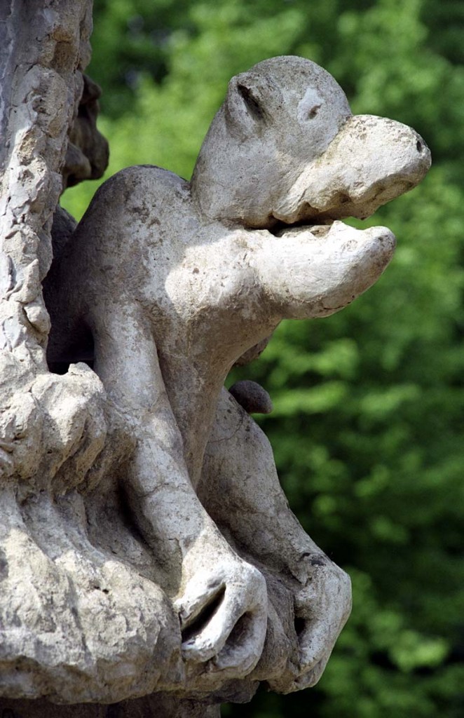 Ornement sur la façade du Palais, image via www.facteurcheval.com
