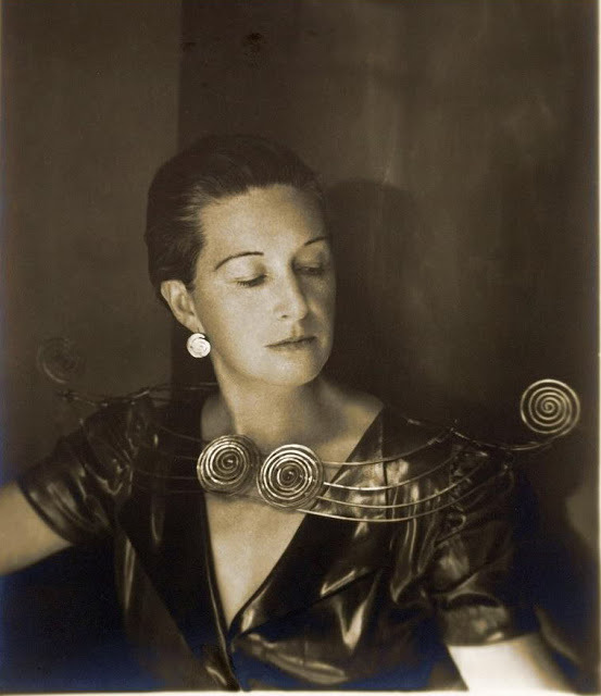 Imogen Cunningham portant un collier Calder, image via Pinterest