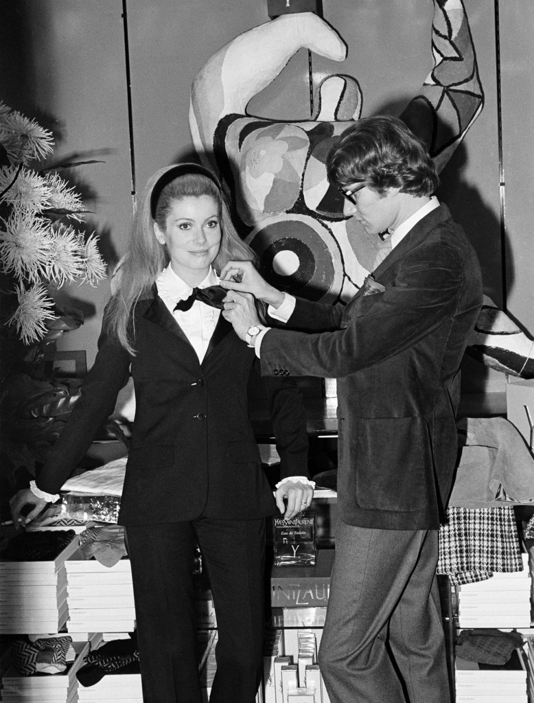 Catherine Deneuve indossa un completo di YSL, 1966