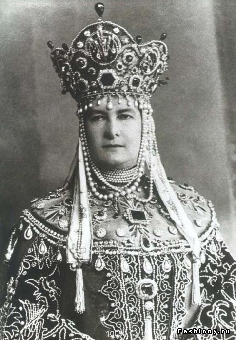 Duchess Marie wearing the emerald to a Costume Ball in 1903 at the Winter Palace in celebration of 290 years of the Romanov dynasty. Image: Luis Miguel Howard Jewellery