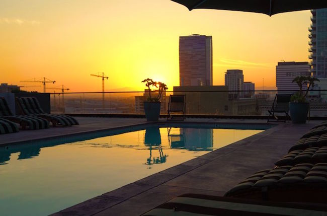 Poolen i solnedgången över Los Angeles. Kan det bli mer exklusivt?