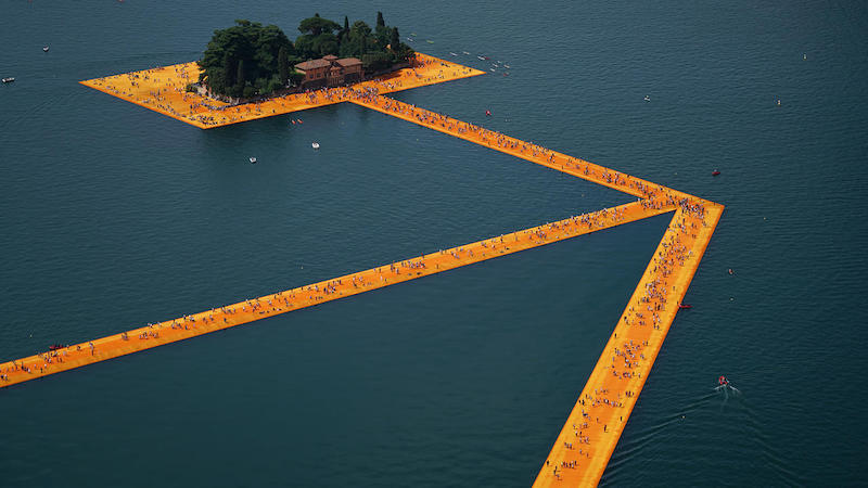 « Floating Piers », lac d'Iseo, 2014-16. Image : Wolfgang Volz, ©2016 Christo