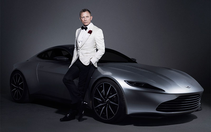Daniel Craig tillsammans med den Vanquish Aston Martin DB10 som användes i Bond-filmen "Spectre". Foto: Christie's.
