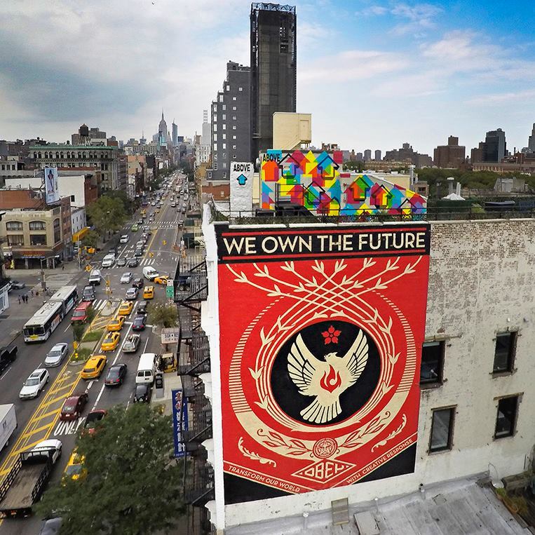 Fairey's "We Own the Future" väggmålning i New York City, 2014.