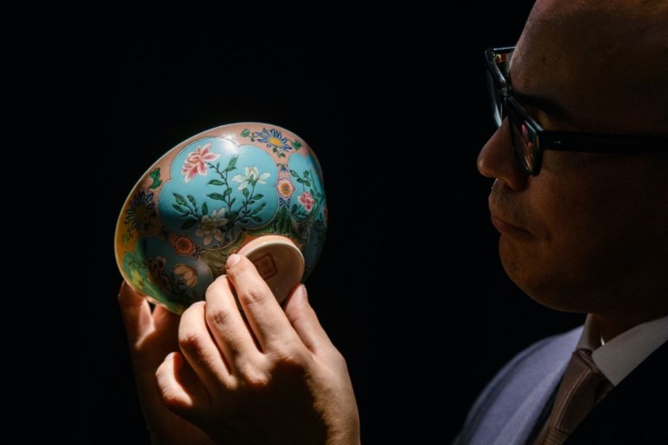 Nicolas Chow, vice-président du département asiatique de Sotheby's, montrant le bol très rare de la dynastie Qing à Hong Kong le 1er mars 2018 -Photo Anthony WALLACE. AFP