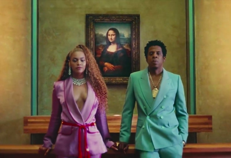 Stillbild från “Apeshit” där vi återigen ser paret posera framför Mona Lisa 2018. Foto via: NY Times.