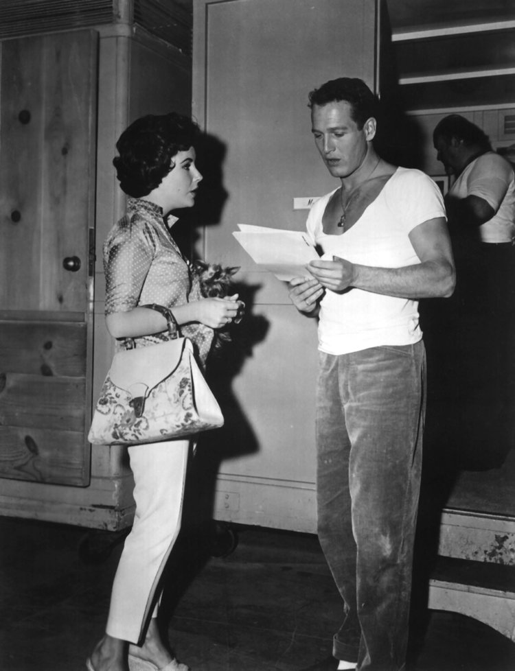 Liz Taylor (sac bambou Gucci) et Paul Newman sur le plateau du film La Chatte sur un toit brulant 1958 --- Liz Taylor and Paul Newman on set of film Cat on a Hot Tin Roof 1958