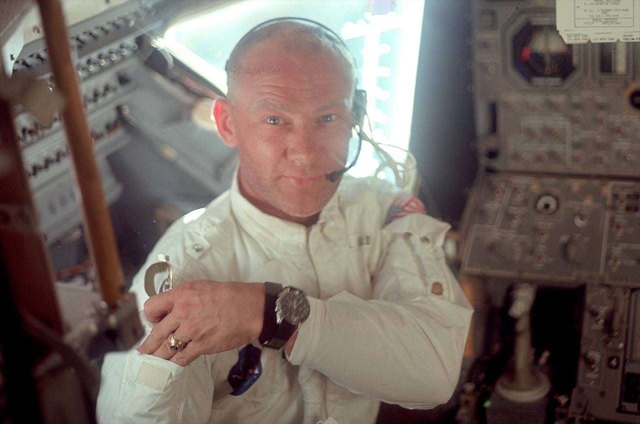 Buzz Aldrin med den första klockan på månen. Bild: collectspace.com