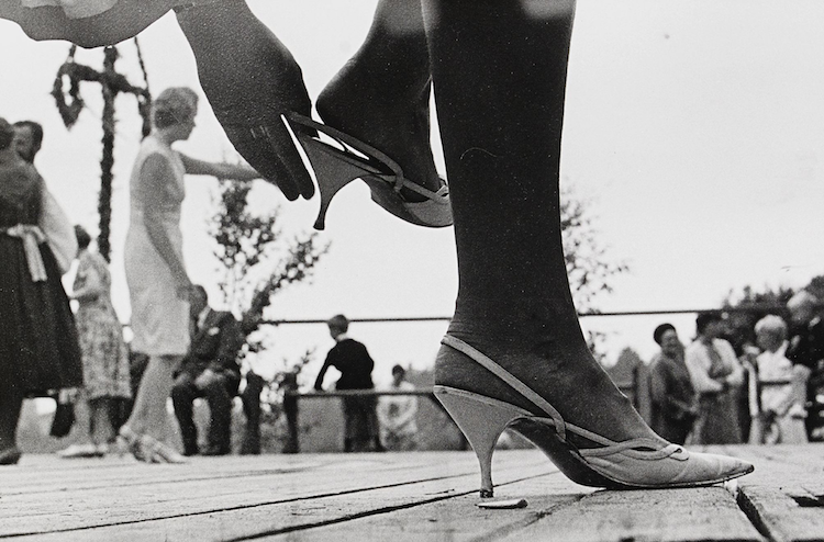 Det kunde ha varit en fotorealistisk målning av Ola Billgren från tidigt 1960-tal, men det är ikoniska gealtinsilverfotografi av Rolf Wertheimer från midsommarfirandet i Hedesunda 1968. Fotografiet klubbades för 7 000 kronor