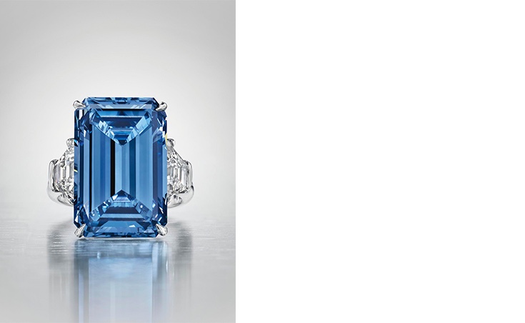 Links: Der Oppenheimer Blue ist der teuerste blaue Diamant (Foto: Christie's) Rechts: Der aktuell teuerste blaue Diamant pro Karat war ein Geschenk für ein siebenjähriges Mädchen (Foto: Sotheby's)