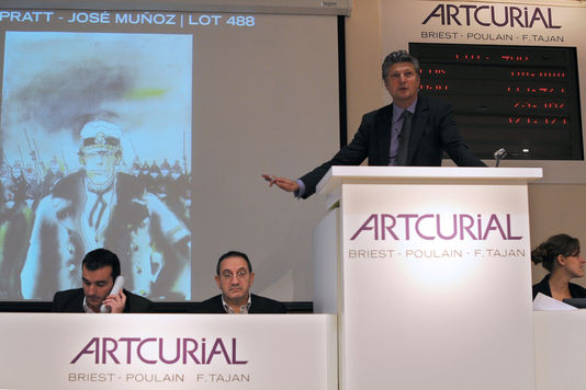 Lors de la vente aux enchères d'un dessin original de l'auteur Hugo Pratt, en 2009 chez Artcurial. Image LIONEL BONAVENTURE/AFP