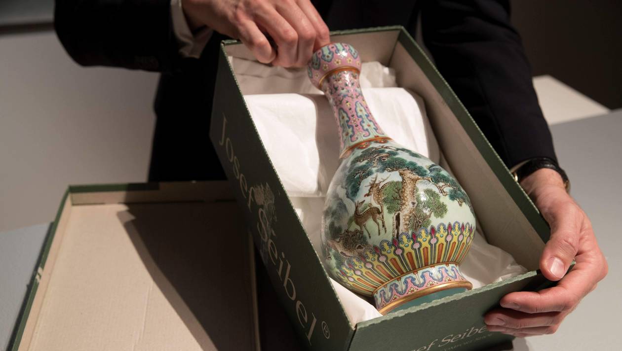 Le vase « Famille Rose », vendu mardi 12 juin chez Sotheby's, image ©AFP / Thomas SAMSON