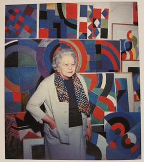 Sonia Delaunay in front of her work