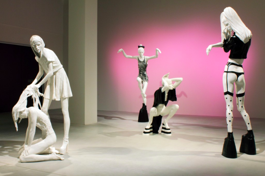 Installationsbild från Västerås Konstmuseum 2013 med Casja von Zeipels skulpturer