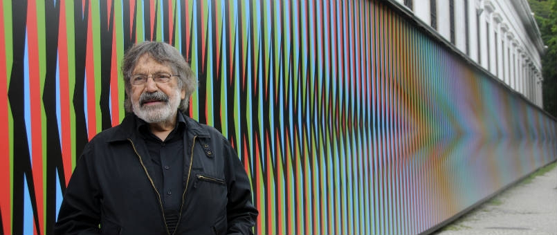 Carlos Cruz-Diez devant l'une de ses oeuvres