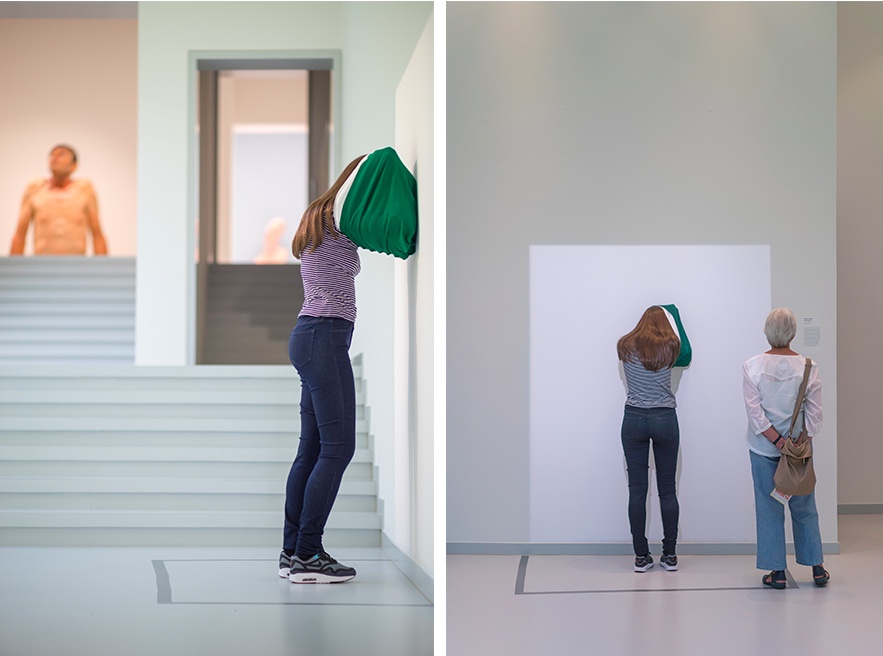 Links: Blick in die Ausstellung ALMOST ALIVE. HYPERREALISTISCHE SKULPTUR IN DER KUNST in der Kunsthalle Tübingen. Abgebildetes Werk: Daniel Firman, Caroline, 2014, Harz, Kleidung, 162 x 43 x 47 cm, Foto: Ulrich Metz Petersen Collection, Courtesy: Daniel Firman, Galerie Perrotin und das Institut für Kulturaustausch, Tübingen, © Daniel Firman Rechts: Besucherin betrachtet das Werk „Caroline“ von Daniel Firman in der Ausstellung ALMOST ALIVE. HYPERREALISTISCHE SKULPTUR IN DER KUNST in der Kunsthalle Tübingen. Abgebildetes Werk: Daniel Firman, Caroline, 2014, Harz, Kleidung, 162 x 43 x 47 cm, Foto: Ulrich Metz Petersen Collection, Courtesy: Daniel Firman, Galerie Perrotin und das Institut für Kulturaustausch, Tübingen, © Daniel Firman