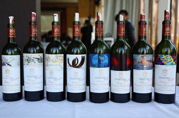 Château Lafite Rothschilds flaskor med etiketter av kända konstnärer. Bild via The Decanter