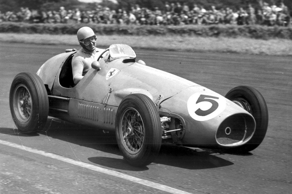 Passage d'une Ferrari dans un championnat de Formule 1, années 1950, image vie autobild