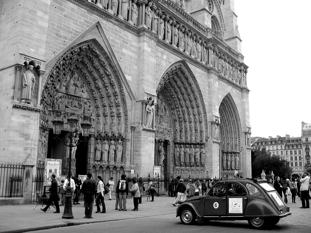 L'entrée principale de Notre-Dame, image via Wikimedia Commons