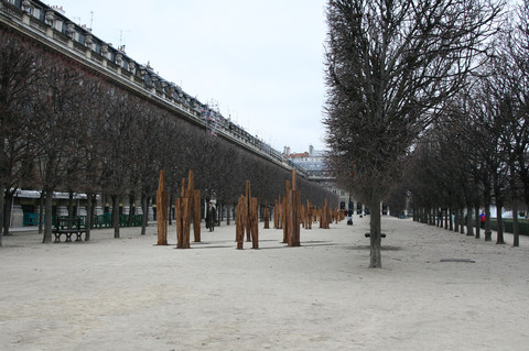 CHUNG Hyun presents a monumental installation in the Gardens of the Palais Royal entitled “A Man Standing.” A group of 47 sculptures made of old railway sleepers stands erect, a dedication to the strength of mankind facing the test of time and history. In partnership with the Centre des Monuments Nationaux, Galerie RX, IBU Gallery, Hakgojae Gallery Seoul and the Palais Royal committee. Exhibition curator: Cyril Ermel, IBU Gallery