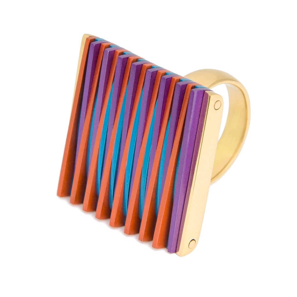 GALERIE MiniMASTERPIECE Carlos Cruz-Diez Bague «Chromfinger B», 2013 or jaune, rose et blanc 18k-édition de 10 exemplaires Courtesy Galerie MiniMasterpiece © Carlos Cruz-Diez / ADAGP, Paris 2016