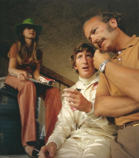 "Lotus"-Gründer Colin Chapman (rechts) mit einer "Skipperera" am Handgelenk Foto: Rainer W. Schlegelmilch via heuerchrono.com