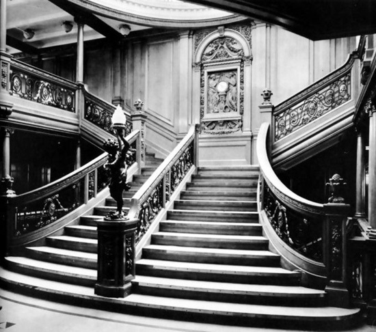Wall clock in the first class staircase. Picture: fromgestern.com