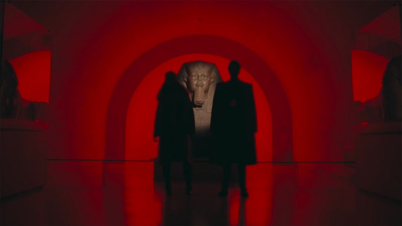 The Carters stående på varsin sida om sfinxen från Tanis. Foto via: hyperallergic.com.