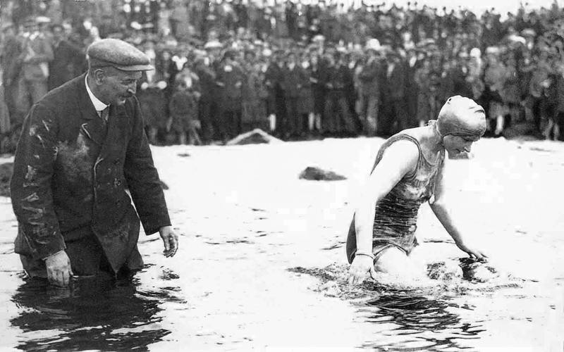 Mercedes Gleitze entre dans les eaux du Cap Gris Nez, une Rolex Oyster accrochée au cou, image via Moonphase