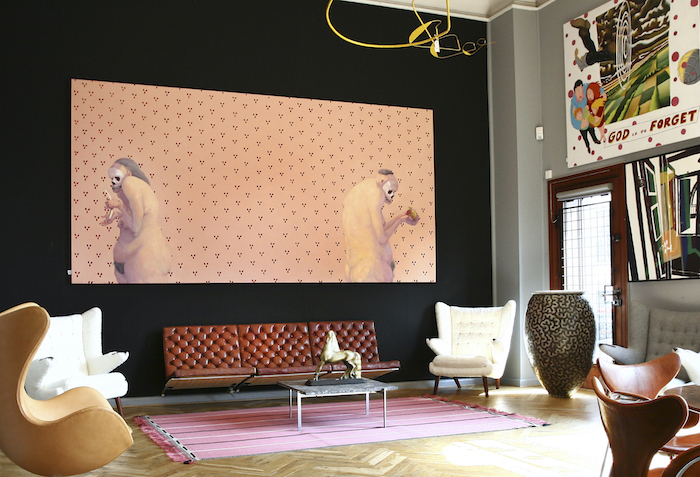 ein Blick in den Showroom von Bruun Rasmussen in der Bredgade in Kopenhagen mit Poul Kjaerholms Sofa "PK-26" (Schätzpreis ca. 20.000-27.000 Euro) und einem Paar mit Lammfell bezogene "Papa Bear"-Sessel des dänischen Vaters der Stühle Hans J. Wegner (Aufrufpreis ca. 20.000 Euro)