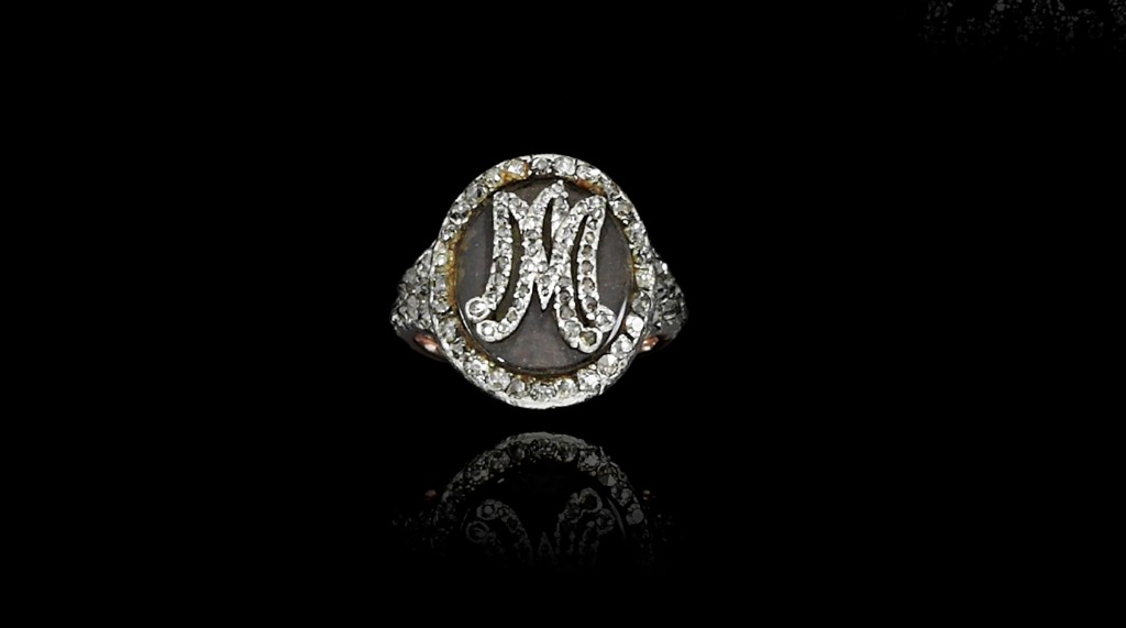 Monogramring med bokstäverna MA som tillhört Marie Antoinette. Såld för 447 000 CHF (inkl provision). Foto: Sotheby's.