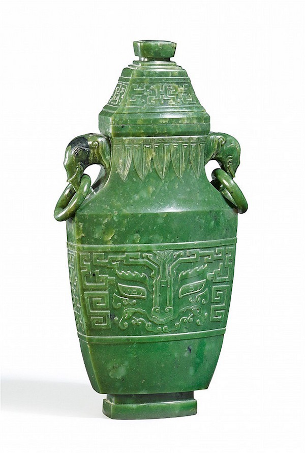 Lockvas i grön jade, H: 33,4 cm. Qianlong (1735-1796) Utropspris: 370 000 - 460 000 kronor.