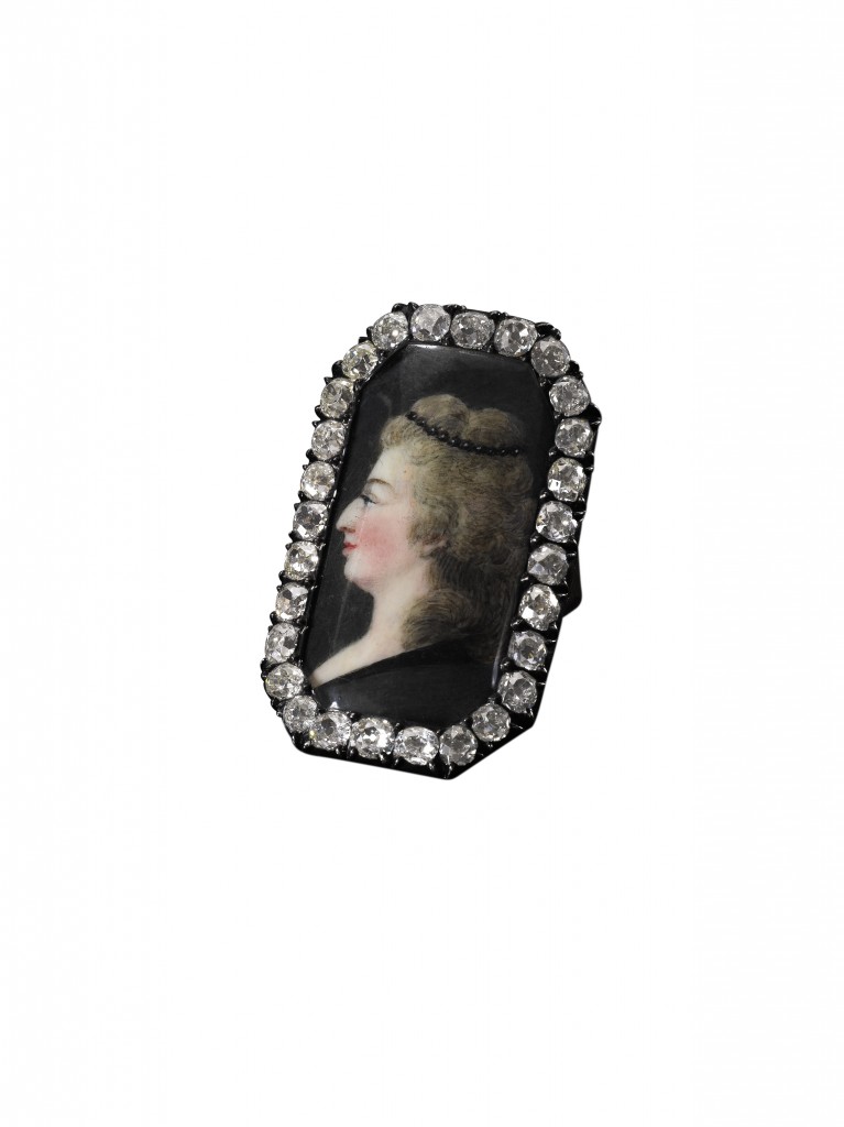Ring med Marie Antoinettes porträtt, gouache på elfenben, krans med gammalslipade diamanter, i ägo hos drottning Marie Antoinette och senare tillhörde den Marie Thérèse som gav den till sin adpotivdotter Louise av Frankrike. Såld för 250 000 CHF. Foto: Sotheby's. (inkl provision)