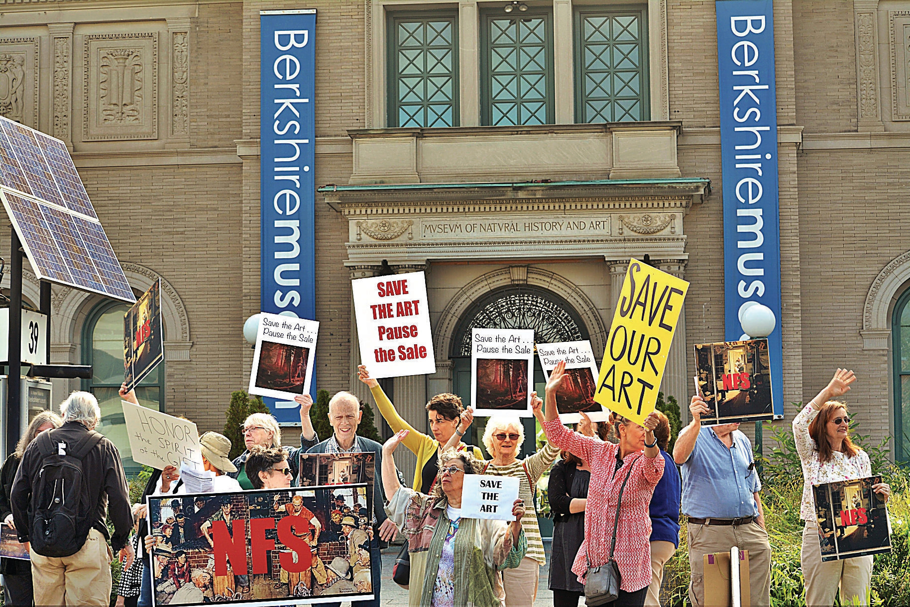 Manifestants devant le Berkshire Museum en 2017, image par Gillian Jones, pour le Berkshire Eagle