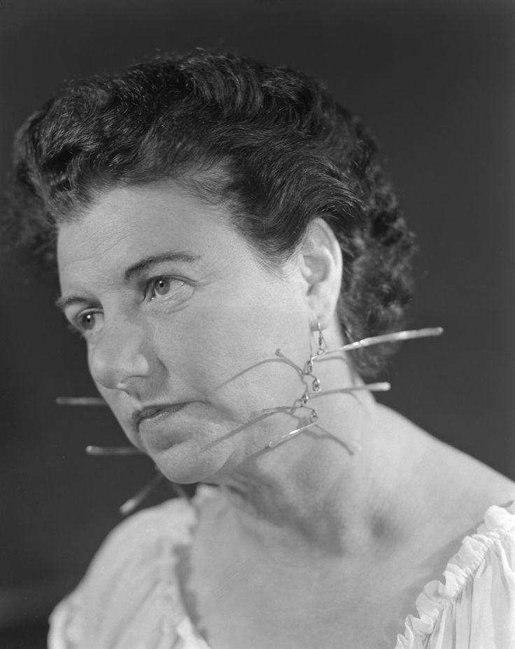 Kunstmäzenin Peggy Guggenheim mit Ohrringen von Alexander Calder im Jahr 1942 | Foto: © Solomon R. Guggenheim Foundation. Photo © Archivo Cameraphotoepoche. Credit Calder Foundation, New York – Art Resource, New York