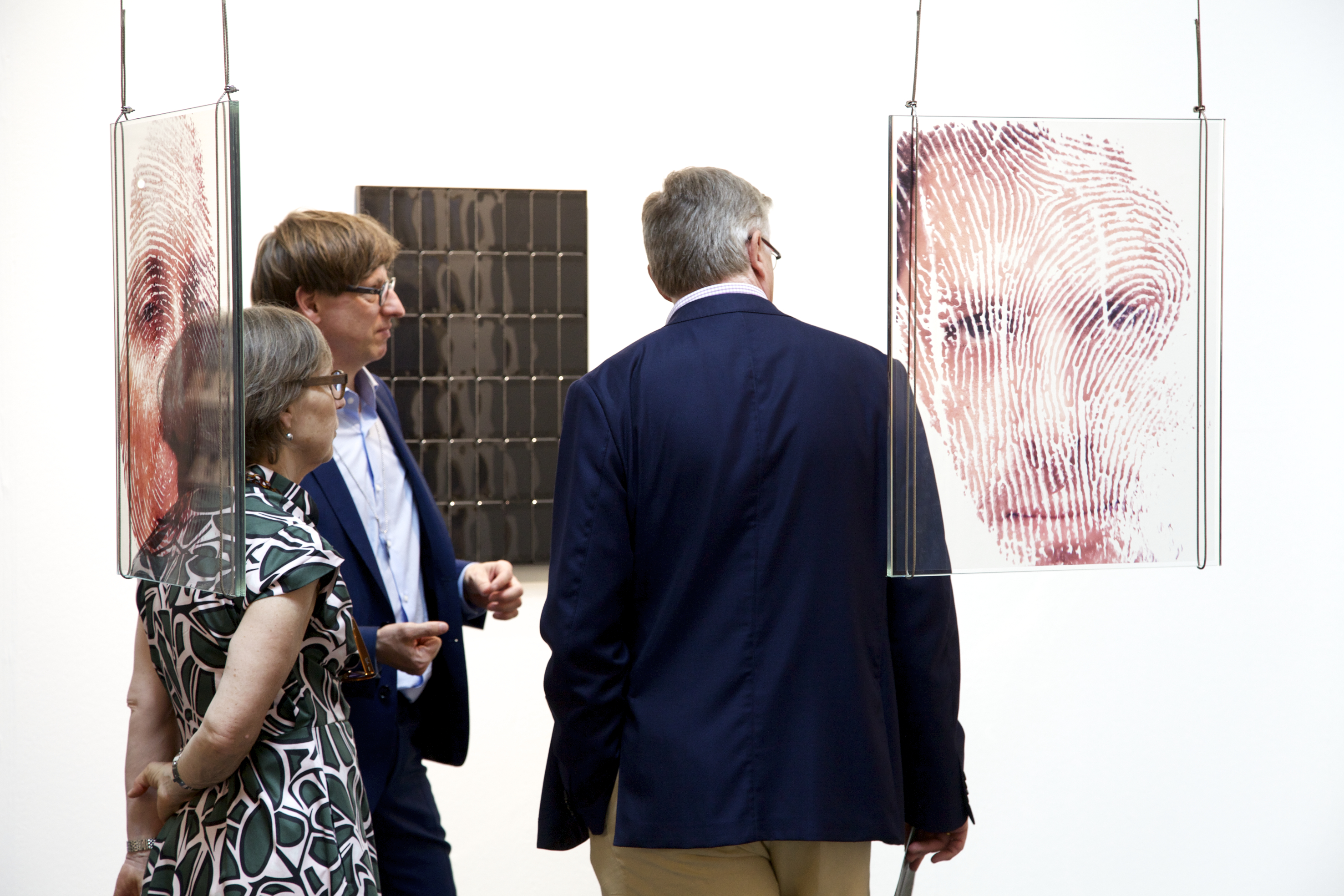 Dr. Tilman Treusch (Mitte, Direktor der Galerie Kornfeld, Berlin) diskutiert mit Sammlern über Hubertus Hamms neueste experimentelle Fotografie-Serie | Foto: Nicholas Winter Photography with courtesy of VOLTA