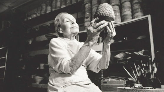 Lucie Rie en su estudio. Imagen vía: Wide Walls