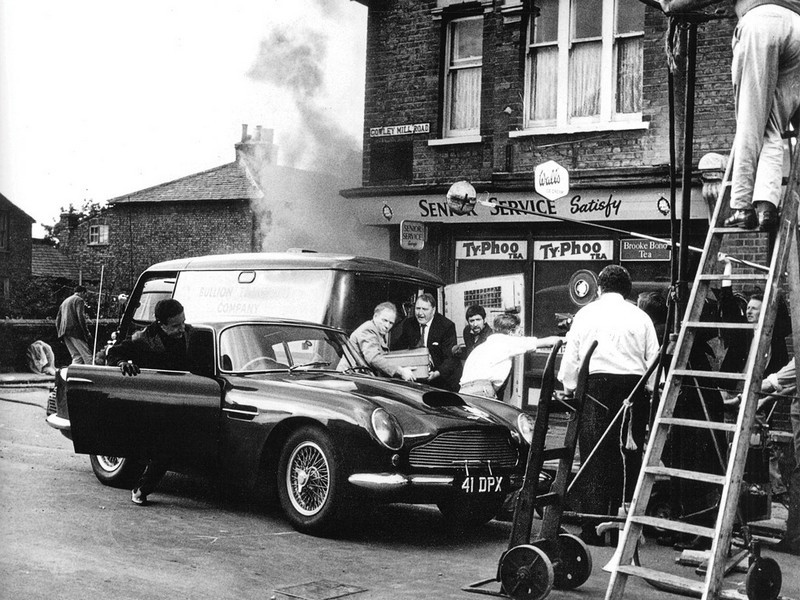 L'Aston Martin DB4GT pendant le tournage de « The wrong arm of the law », image ©RM Sotheby's