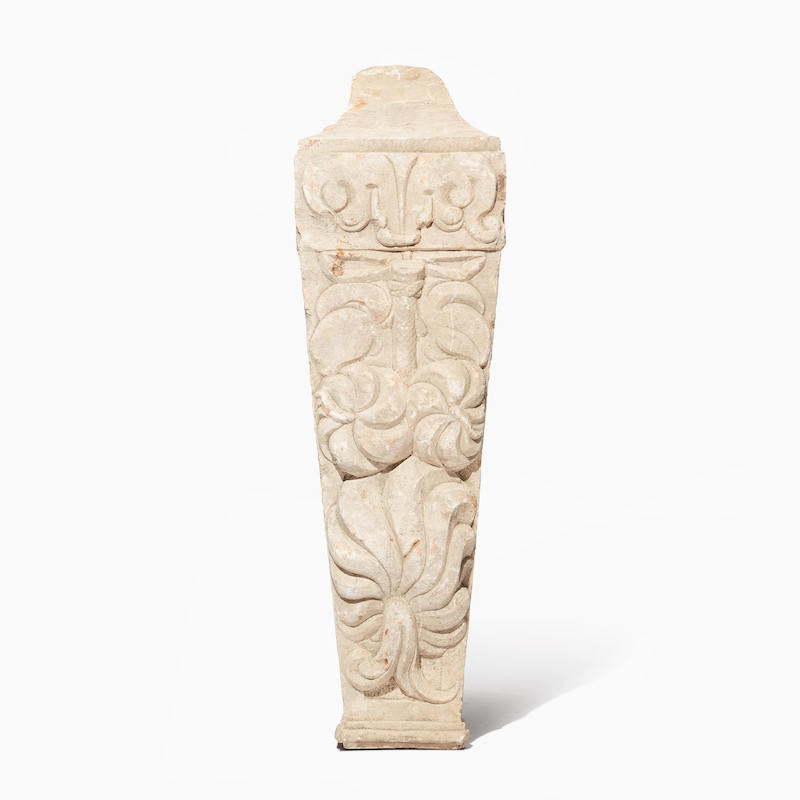 Balusterdockan i skulpterad sandsten från palatset Makalös är utförd under 1600-talets första hälft, av stenhuggare Markus Hebel och hans verkstad mellan 1635‑1641. Utropet hos Uppsala Auktionskammare är 20-25 000 kronor