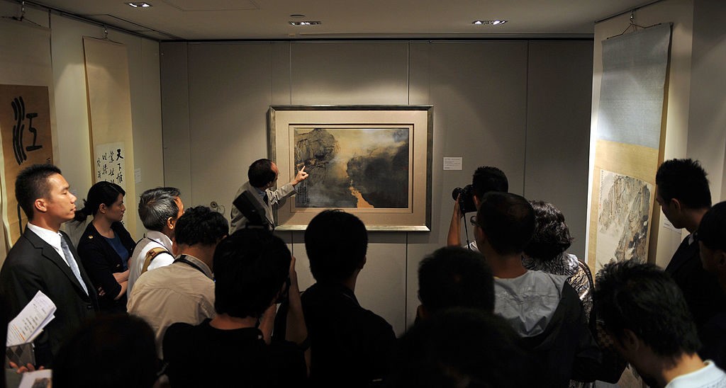 Cheung Chiu-kwan是蘇富比拍賣行中國畫專家部門的主任,其正在介紹由張大千為題的“Morning mist in Spring”中國畫細節於2011年9月1日的香港記者招待會。