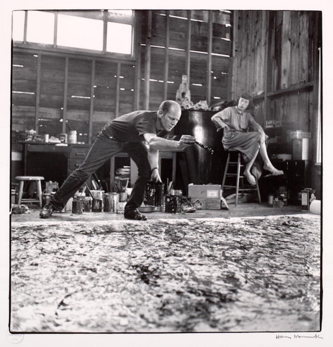 Jackson Pollock i studion tillsammans med sin fru Lee Krasner. Foto: Hans Namuth.