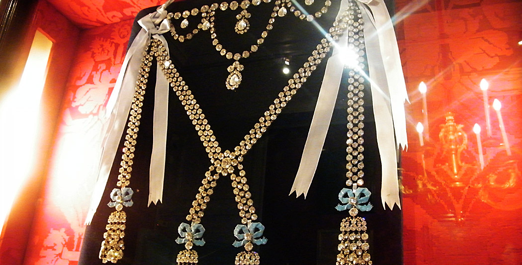 Une copie du collier de diamants au château de Breteuil, en France, image via HistoryWeb