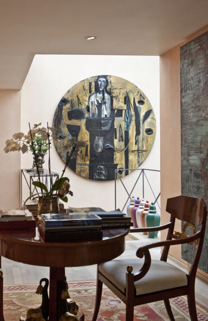 La zone réservée au petit-déjeuner, où les meubles anciens se marient à l'art contemporain