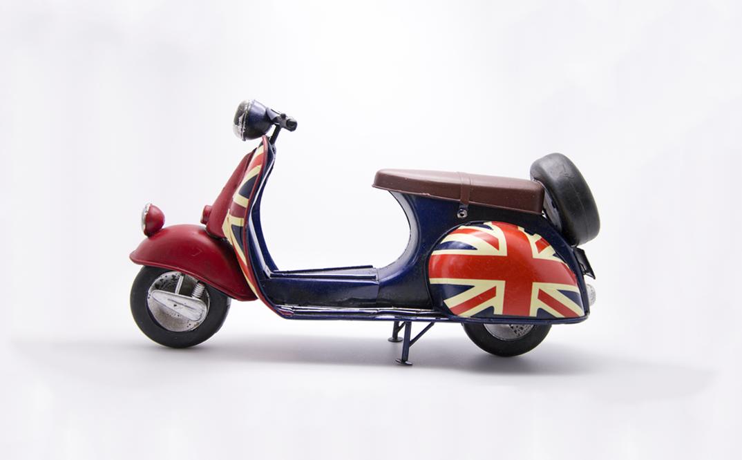 Vespa pintada con la bandera del Reino Unido. Imagen vía: SquareClap