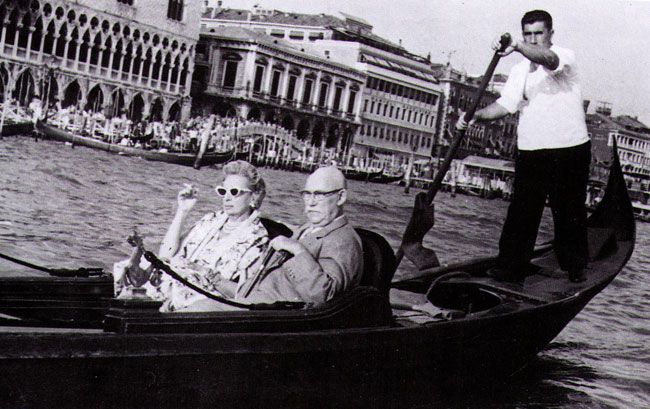 Baroness Kuffner (Tamara) avec son second mari, Raoul Kuffner, Venise, 1962, image via Pinterest