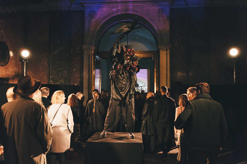 Dansare underhöll på museets flera våningsplan