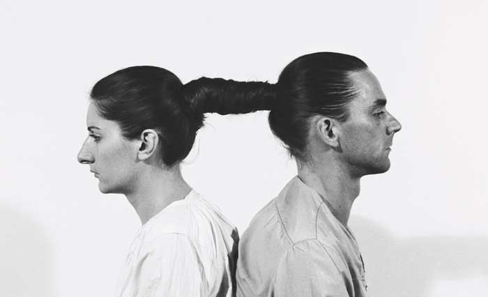 Marina Abramović et Ulay, « Relation in Time », performance de 1977 durant 17 heures, au Studio G7, Bologne, image via Paxonbothhouses